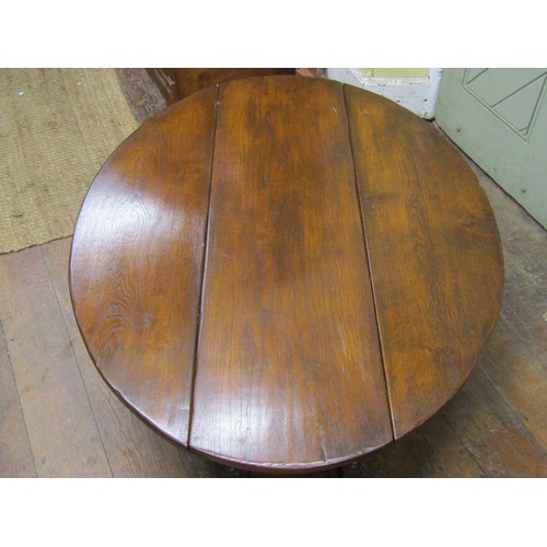 2689 - A good quality reproduction English style low oak drop leaf gateleg occasional table 123cm x 98cm (o... 