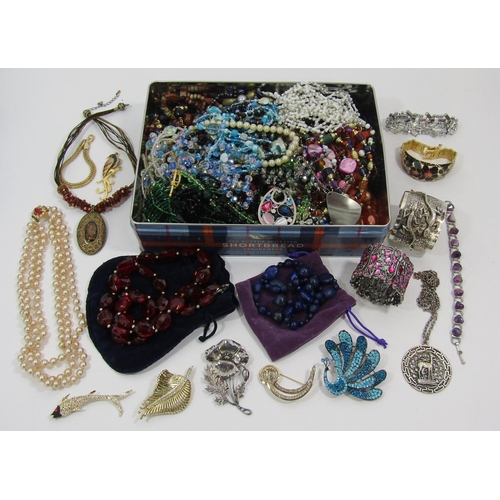 1422 - Collection of costume jewellery to include bead necklaces, bangles and brooches