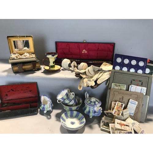 1636 - A quantity of effects to include a 19th century sponge ware tea service, vintage fountain pen, coina... 