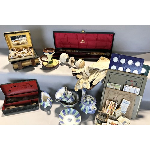 1636 - A quantity of effects to include a 19th century sponge ware tea service, vintage fountain pen, coina... 