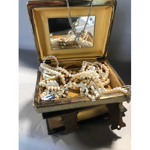 1636 - A quantity of effects to include a 19th century sponge ware tea service, vintage fountain pen, coina... 