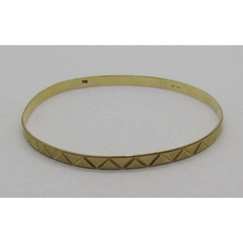 1251 - 9ct bangle with engine turned detail, 5.7g