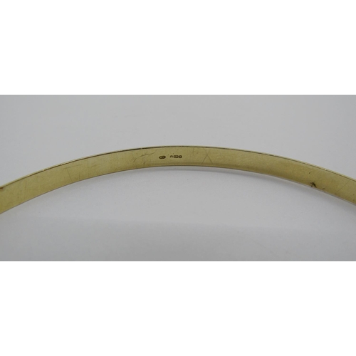 1251 - 9ct bangle with engine turned detail, 5.7g