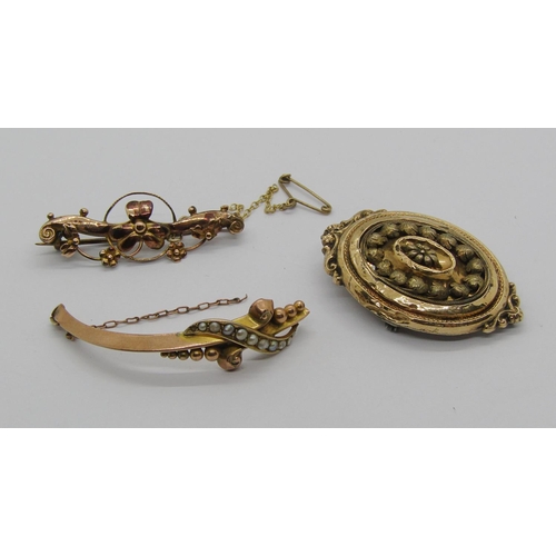 1252 - Group of antique jewellery comprising a 9ct bar brooch, 2.9g, part of a 9ct bangle set with seed pea... 