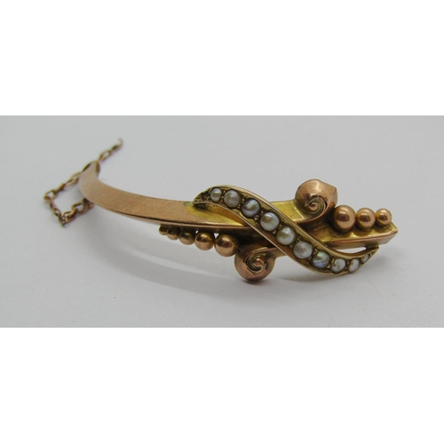 1252 - Group of antique jewellery comprising a 9ct bar brooch, 2.9g, part of a 9ct bangle set with seed pea... 