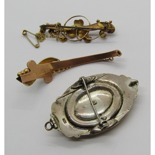 1252 - Group of antique jewellery comprising a 9ct bar brooch, 2.9g, part of a 9ct bangle set with seed pea... 