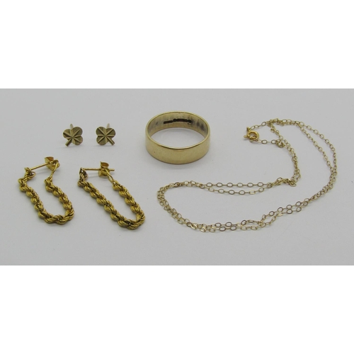 1254 - Group of 9ct jewellery comprising a wedding ring, size O, two pairs of earrings and a fine link chai... 