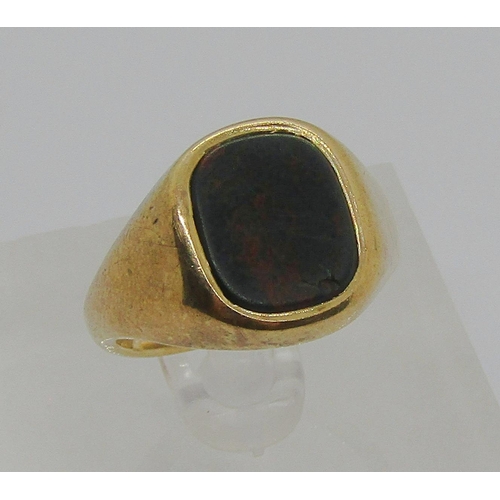 1255 - 1970s 9ct bloodstone signet ring, size P/Q, 6.5g