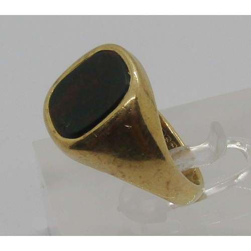 1255 - 1970s 9ct bloodstone signet ring, size P/Q, 6.5g