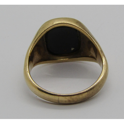 1255 - 1970s 9ct bloodstone signet ring, size P/Q, 6.5g