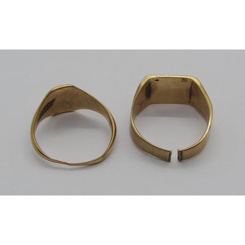 1259 - Two 9ct signet rings, 11.5g total (both af)