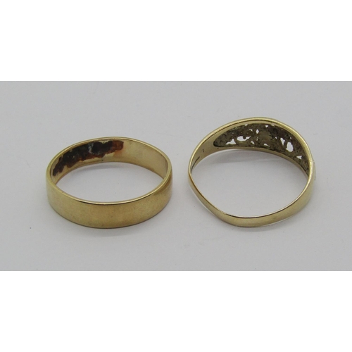 1260 - Two 9ct rings, 4.2g total (both af)