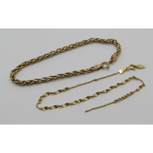 1261 - 9ct bracelet, 4g and a further 18ct twisted chain (af), 1.4g