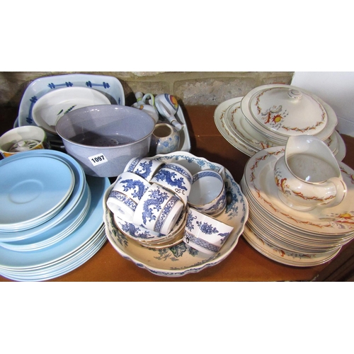 1084 - A collection of china tea, dinner and table wares to include Hammersley & Co cups and saucers in a b... 