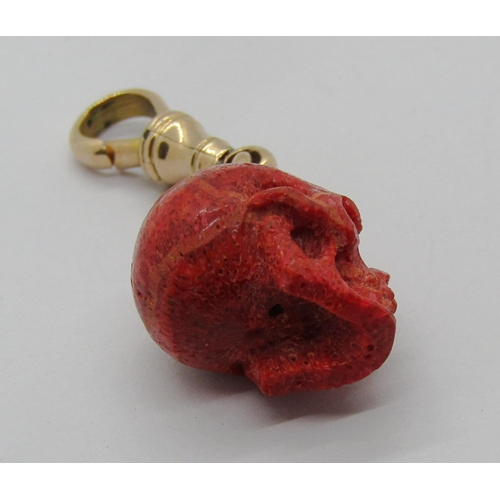 1310 - Carved coral skull fob with attached 9ct dog clip, 4.5g