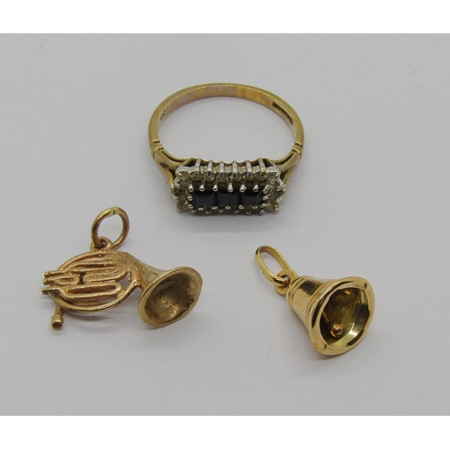 1323 - Group of 9ct jewellery comprising a dress ring, a French horn charm and a bell charm, 5.1g total (3)