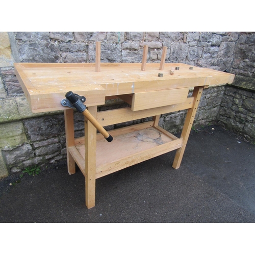 2086 - A freestanding work bench in beech with two vices and incorporating a central frieze drawer, approxi... 