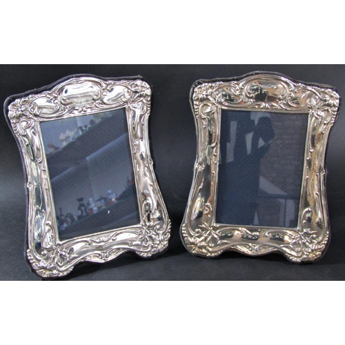 1210 - A pair of silver Art Nouveau style photo frames, late 20th century, 13 c m x 9.5 cm opening