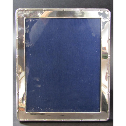 1208 - A silver photo frame, London 1995, maker Kitney & Co, 25 cm x 20 cm opening