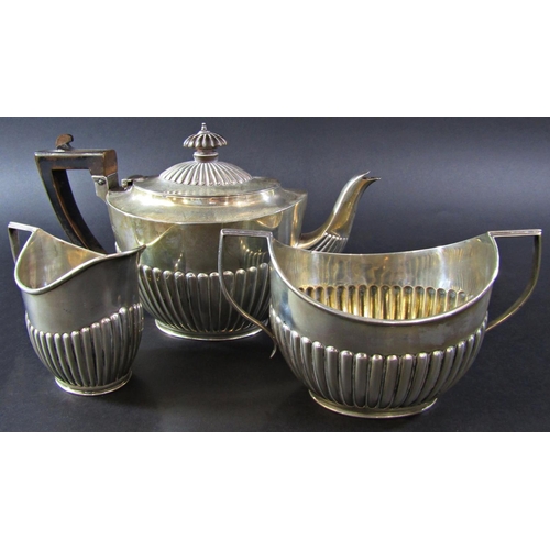 1220 - A silver three piece tea service, London 1897, makers mark rubbed, 26 ozs all in