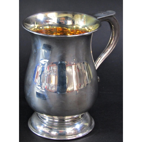 1232 - A silver gilt tankard, Birmingham 1976, maker A.T. Canon Ltd, 13.5 cm high, a cased set of six coffe... 