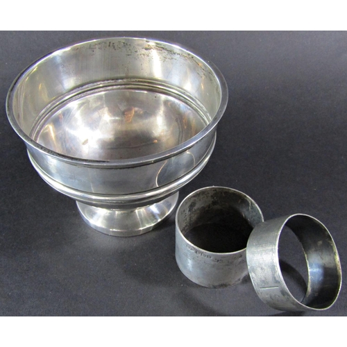 1236 - A Walker & Hall silver bowl, Sheffield 1904, 10.5cm diameter and two silver napkin rings, 6.5oz appr... 