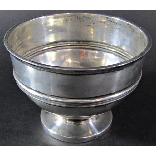 1236 - A Walker & Hall silver bowl, Sheffield 1904, 10.5cm diameter and two silver napkin rings, 6.5oz appr... 