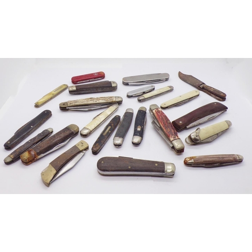 1427 - Approx 20 vintage penknives