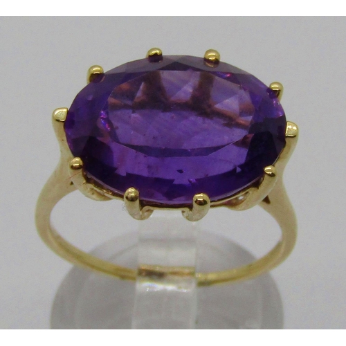 1334 - 9ct claw set oval amethyst dress ring, size Q, 4g