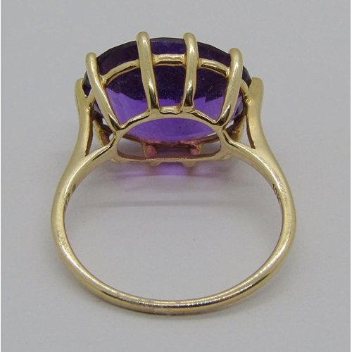 1334 - 9ct claw set oval amethyst dress ring, size Q, 4g