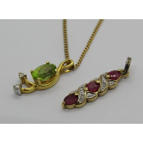 1351 - 9ct chain necklace with stylised peridot and diamond pendant, 2.8g, together with a yellow metal rub... 