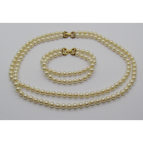 1362 - Double strand faux pearl necklace with clasp stamped '750', together with a matching bracelet (2)