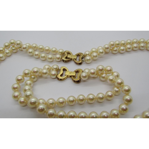 1362 - Double strand faux pearl necklace with clasp stamped '750', together with a matching bracelet (2)