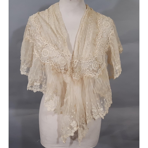 1636 - Collection of late 19th/ early 20th century lace including a silk lace scarf 2.84m, a pair of finely... 