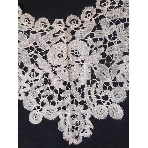 1636 - Collection of late 19th/ early 20th century lace including a silk lace scarf 2.84m, a pair of finely... 