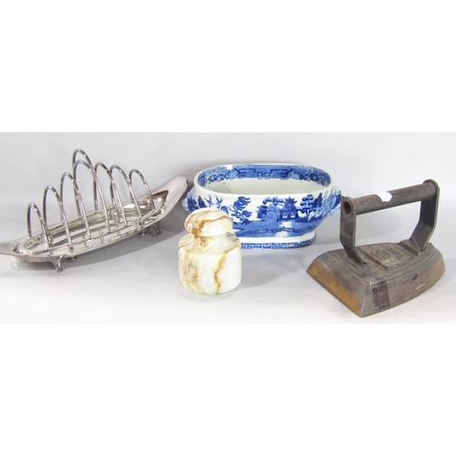 1542 - A miscellaneous collection of items including a blue and white Longport bowl, a single glass candles... 