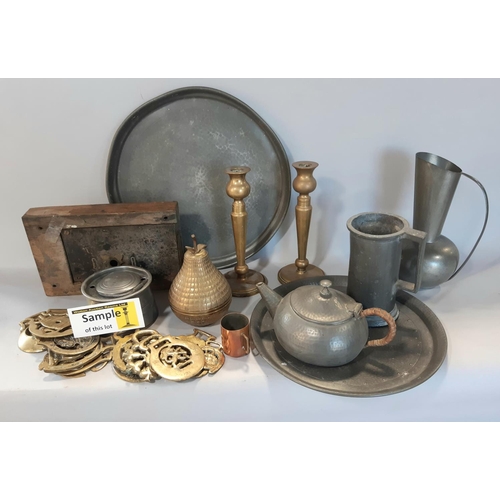 1122 - A large quantity of miscellaneous china, carnival glass, mixing bowls, etc, together with a collecti... 