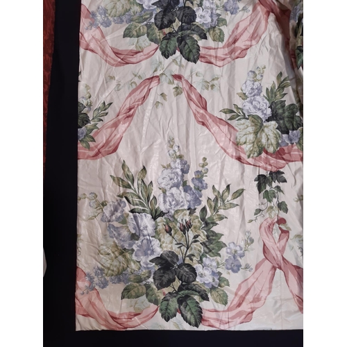 1613 - Collection of curtains and furnishings in floral cotton chintz comprising 2 pairs curtains, one sing... 