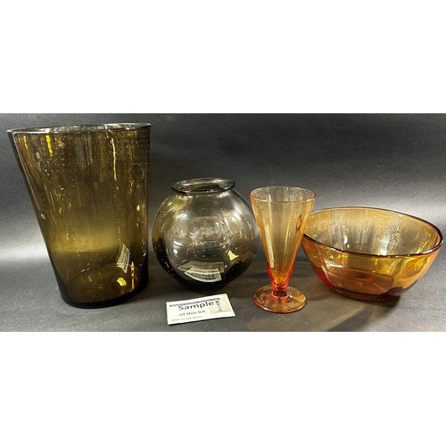 1162 - Five pieces of modern glassware including, a V shaped vase, a purple “goldfish” bowl, a flared rim f... 