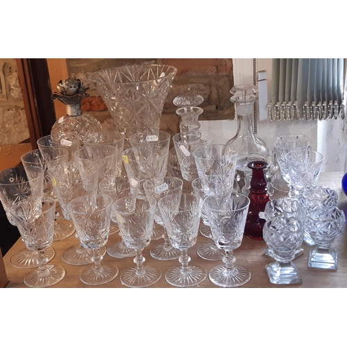 1154 - A matching suite of Edinburgh Scotland star cut wine glasses, ten red and eight white, together with... 