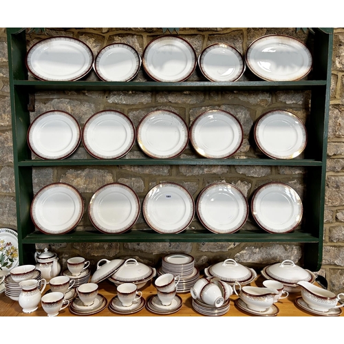 1001 - Large collection of Royal Grafton bone china Majestic pattern tea and dinner wares comprising dinner... 