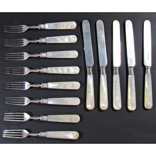 1230 - A mixed quantity of silver handled/bladed knives and forks