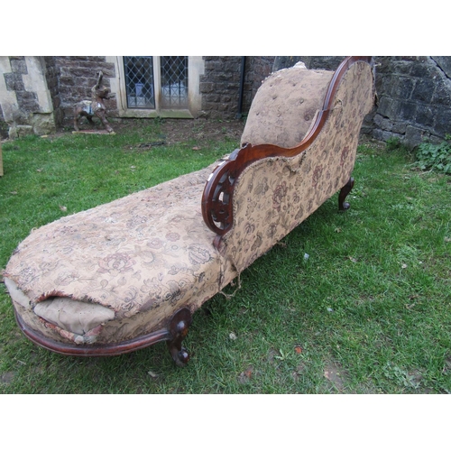 2318 - A Victorian chaise longue with good quality mahogany show wood frame with scrolling foliate detail a... 