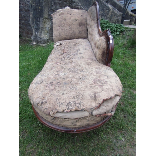 2318 - A Victorian chaise longue with good quality mahogany show wood frame with scrolling foliate detail a... 