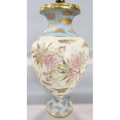 1446 - A table lamp in the form of a vase decorated with gold leaves and flowers. with a shade.