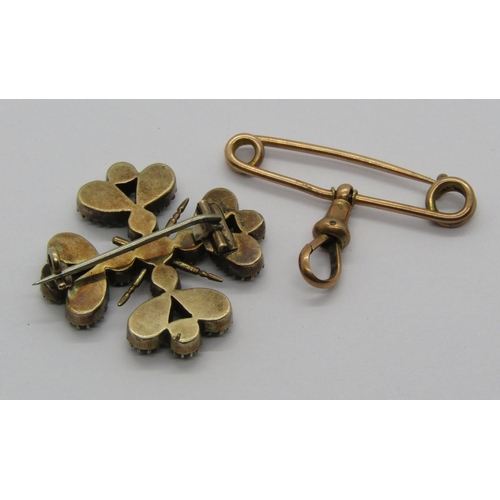 1261 - 9ct fob watch brooch / pin, 2.4g and a 19th century green paste quatrefoil brooch, 5.8g (af)