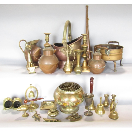 1421 - A mixed selection of 19th and 20th century copper and brass ware, coal scuttle, jardiniere, milk jug... 