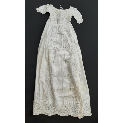 1598 - Box of vintage white linen including a late 19th/ early 20th century ladies sun bonnet  with corded ... 