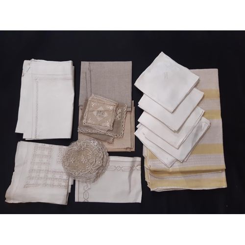 1600 - 2 boxfuls of white and ecru table linen including damask napkins, small lace mats, starched cloth wi... 