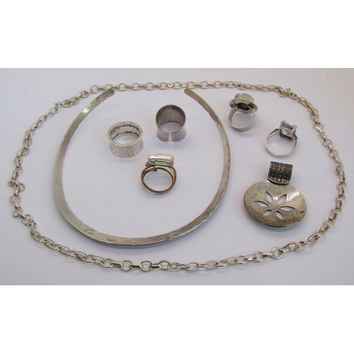 1331 - Collection of silver jewellery to include a collar necklace with hammered detail plus two similar ri... 